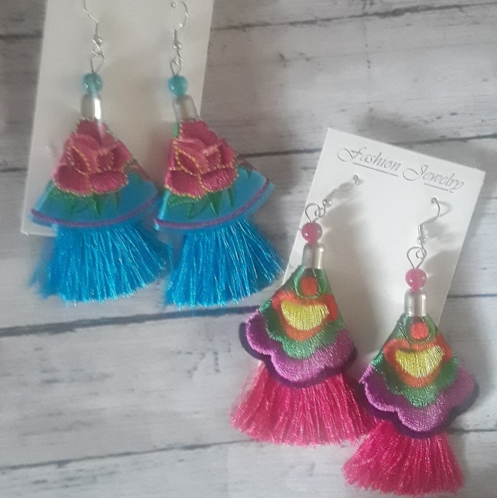 2 pairs of earrings flower embroidered